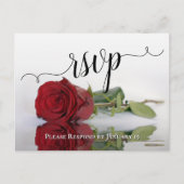 Romantische Rote Rose Wedding RSVP Postkarte (Vorderseite)
