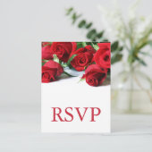 Romantische Rote Rosen Hochzeit RSVP Postkarte (Stehend Vorderseite)