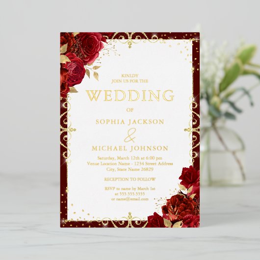 Romantische Royal Rote Rosen Hochzeit Gold Folieneinladung (Stehend vorne)