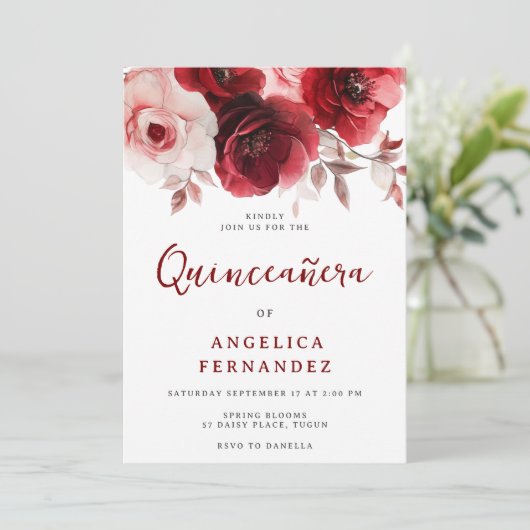 Romantische Ruby Rote Rose Quinceanera Party Einladung (Stehend Vorderseite)