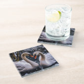 Romantische Schwäne im Winterwunderland Glasuntersetzer (Schrägansicht)