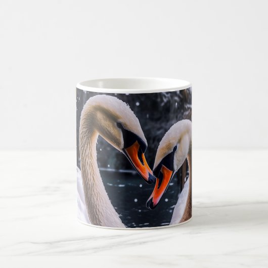 Romantische Schwäne im Winterwunderland Kaffeetasse (Mittel)
