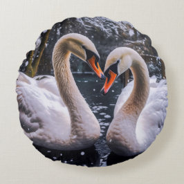 Romantische Schwäne im Winterwunderland Rundes Kissen