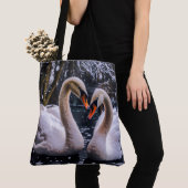 Romantische Schwäne im Winterwunderland Tasche (Von Nahem)