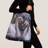 Romantische Schwäne im Winterwunderland Tragetaschen Mit Langen Trägern (Von Nahem)