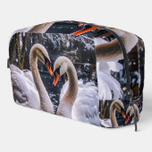 Romantische Schwäne im Winterwunderland Waschbeutel (Rechte Ecke)