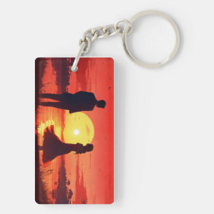 Romantische Silhouette eines Paares bei Sonnenunte Schlüsselanhänger