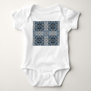 Romantische Spitze: Helles abstraktes Druckmuster. Baby Strampler