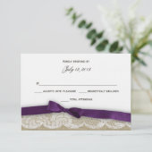Romantische Spitzen und dunkle Lila Reaktion RSVP Karte (Stehend Vorderseite)