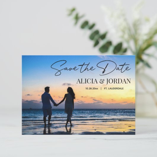 Romantische Strand-Sonnenuntergangs-Foto Save the Date (Stehend Vorderseite)