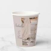 Romantische Strandhochzeit Personalisiert  Pappbecher (Rückseite)