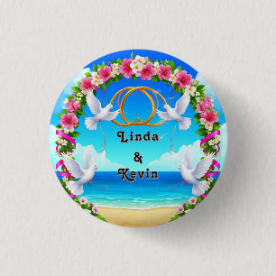 Romantische Strandszene mit Blumenbogen Button