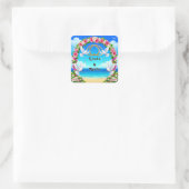 Romantische Strandszene mit Blumenbogen Quadratischer Aufkleber (Tasche)