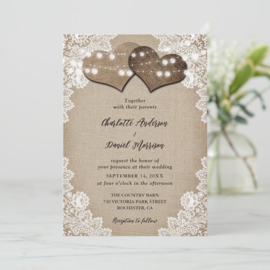 Romantische String Lights Burlap and Lace Wedding Einladung (Stehend Vorderseite)