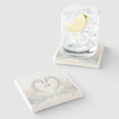 Romantische Swans Monogram Steinuntersetzer (Seitenansicht)