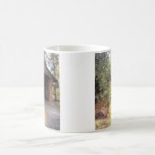 Romantische überdachte Brücke in Oregon Kaffeetasse (Mittel)