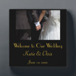 Romantische und elegante Wedding Couple Holding Ha Fotoplatte<br><div class="desc">Willkommen auf unserer Hochzeitskarte. Ein romantisches und elegantes Hochzeitsfoto eines Ehepaares mit Händen. Das Bild konzentriert sich auf die Paarhände,  die in der Liebe zusammengefangen sind,  während sie ihre extravagante Hochzeitskleidung tragen. Sie in ihrem Hochzeitskleid und er in seinem Tux. Personalisieren Sie Ihre eigenen Hochzeitsdetails.</div>
