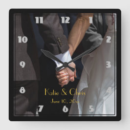 Romantische und elegante Wedding Couple Holding Ha Quadratische Wanduhr