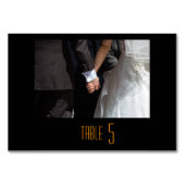 Romantische und elegante Wedding Couple Holding Ha Tischnummer (Rückseite)