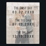Romantische Verheiratete Couple Dates Picture Typo Puzzle<br><div class="desc">Dieses romantische, süße und einzigartige Puzzle ist das ideale Geschenk für sich selbst oder ein Paar, das für Sie nah ist. Es zeigt ein personalisierbares Foto des Paares mit einfacher und moderner Typografie, die die wichtigen Daten ihrer Beziehung zeigt. "Der erste Tag", "Der Tag, an dem sie sich kennenlernten", "Der...</div>