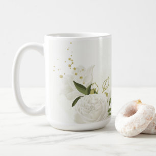 romantische weiße Blume mit hübschen grünen Blätte Kaffeetasse