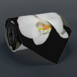 Romantische Weiße Orchideen, tropisches Foto Krawatte<br><div class="desc">Ein wunderschönes Orchideenfoto - die dramatische Beleuchtung,  die die Orchideen umspannt,  ein ruhiges ätherisches Gefühl spisst -</div>