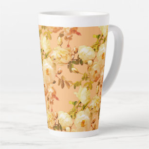 Romantische weiße Rosen auf orangefarbenem Hinterg Milchtasse