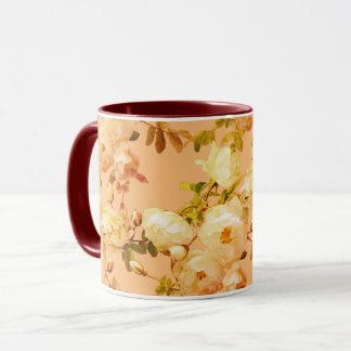 Romantische weiße Rosen auf orangefarbenem Hinterg Tasse