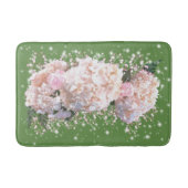 Romantische weiße Spitzen-Hydrangeas, rosa Rosen Badematte (Vorderseite)