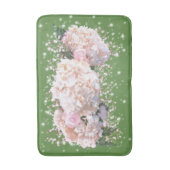 Romantische weiße Spitzen-Hydrangeas, rosa Rosen Badematte (Vorderseite Vertikal)