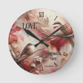 Romantische Whimsical Love Birds Runde Wanduhr (Vorderseite)
