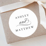 Romantische Wirble Kalligrafie-Hochzeit Runder Aufkleber<br><div class="desc">Einfach schwarz-weiß Hochzeitsaufkleber mit eleganter und romantischer Wirbler Kalligraphie mit Ihren Namen. Für eine weiter gehende Anpassung dieses Designs klicken Sie bitte auf den BUTTON BLAU DESIGN TOOL oben!</div>