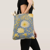 Romantische Yellow Chrysanthemum Petals Tasche (Von Nahem)