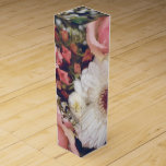 Romantischer Blumen-Blumenstrauß Wein-Geschenkverpackung<br><div class="desc">Weiche rosa Rosen- und weißeBlumen im romantischen Blumenstrauß auf den Partyprodukten und -bevorzugungen,  ideal für Hochzeiten.</div>