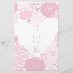 Romantischer Blumenhintergrund mit niedlichem Briefpapier