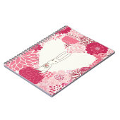 Romantischer Blumenhintergrund mit niedlichem Notizblock (Linke Seite)