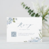 Romantischer Garten dusty Blue Blues Hochzeit QR-C RSVP Karte (Stehend Vorderseite)