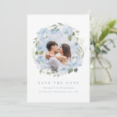Romantischer Garten staubblauer Blumen-Hochzeitsfo Save The Date (Stehend Vorderseite)