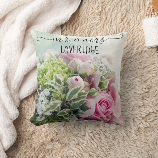 Romantischer Herr & Mrs. Pink Rose Floral Wedding Kissen (Decke)