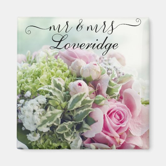 Romantischer Herr & Mrs. Pink Rose Floral Wedding Magnet (Vorne)