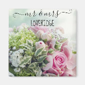 Romantischer Herr & Mrs. Pink Rose Floral Wedding Magnet (Vorne)
