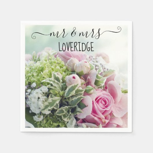 Romantischer Herr & Mrs. Pink Rose Floral Wedding Serviette (Vorderseite)