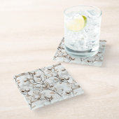 Romantischer hübscher weiß blühender Weihnachtsbau Glasuntersetzer (Schrägansicht)