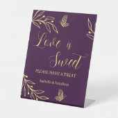 Romantischer lila Hochzeitstisch mit Goldblüte Lec Sockelschild (Vorderseite)