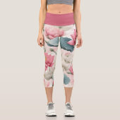 Romantischer Lotus in Rosa, Creme und Weich Grün Capri Leggings (Vorderseite)