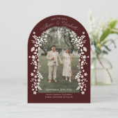 Romantischer Maroon Floral Arch Save the Date Einladung (Stehend Vorderseite)