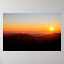 Romantischer orangefarbener Sonnenuntergang in den