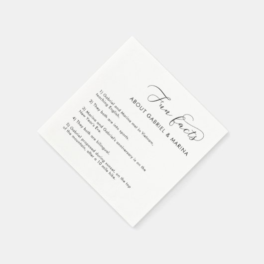 Romantischer Script Fun Facts Newlyweds Wedding Serviette (Ecke)