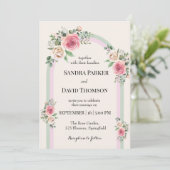 Romantischer Softpastell-Blumenbogen-Hochzeit Einladung (Stehend Vorderseite)