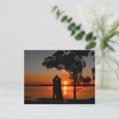 Romantischer Sonnenuntergangskuss Postkarte (Stehend Vorderseite)